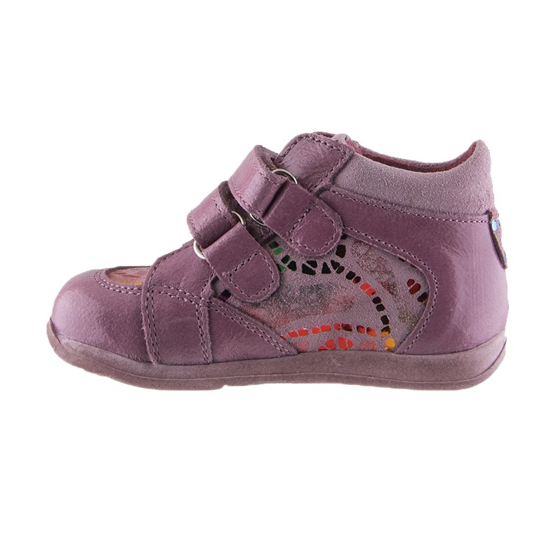 Arties Μποτακι Κοριτσι 6504 - ΡΟΖ Δερμάτινο μποτάκι BIMBO για κορίτσι, σε ροζ, με πολύχρωμες διακοσμητικές λεπτομέρειες και 2 χρατς για εύκολη χρήση και σταθερότητα.