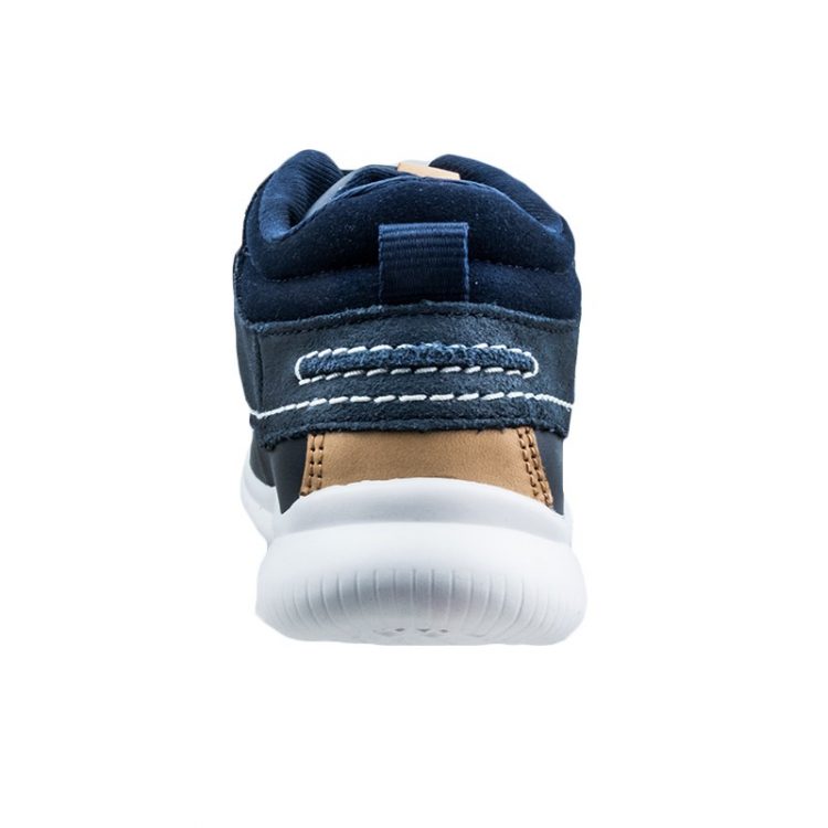 CLARKS Μποτάκι CLOUD TUKTU για αγόρια με κομψό στυλ από μικρή ηλικία.