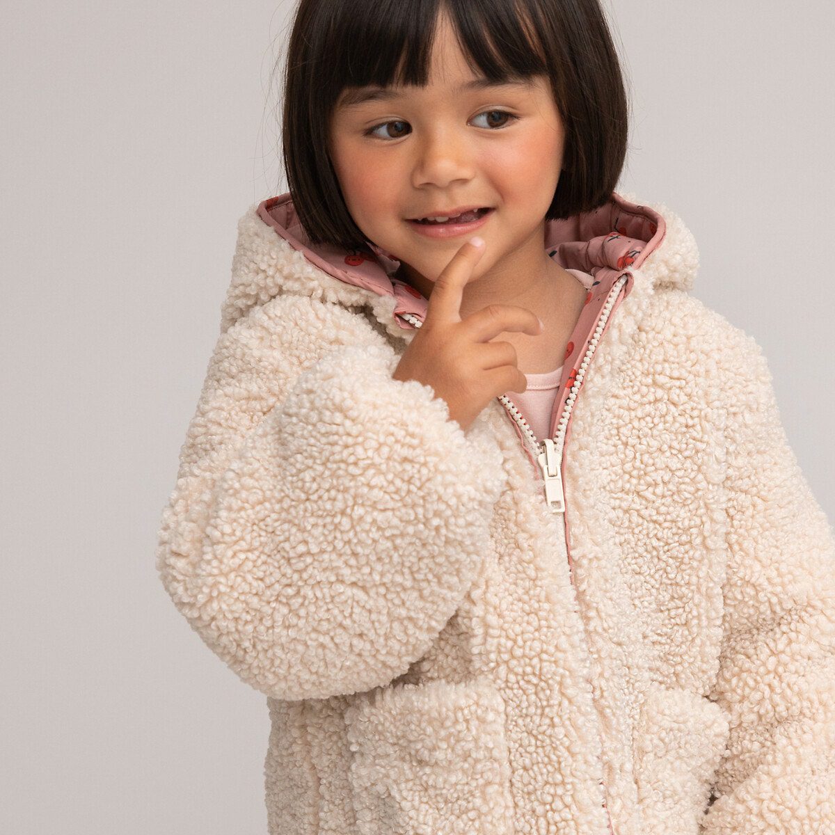 Ζεστό καπιτονέ μπουφάν με κουκούλα Μπεζ Ζεστό καπιτονέ μπουφάν με κουκούλα Μπεζ