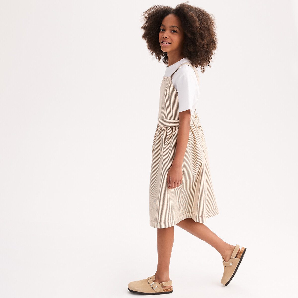 Ισια φόρεμα με ρίγες και τιράντες σε στυλ ποδιάς Καφε