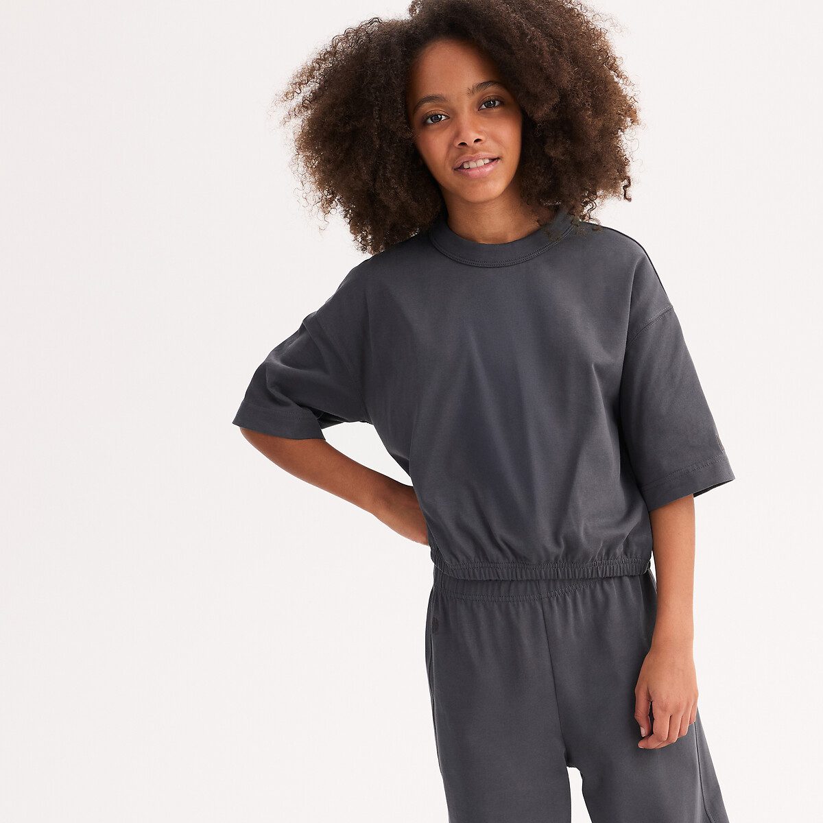 Ελαστικό μπλουζάκι με στρογγυλή λαιμόκοψη και κοντά μανίκια Γκρι