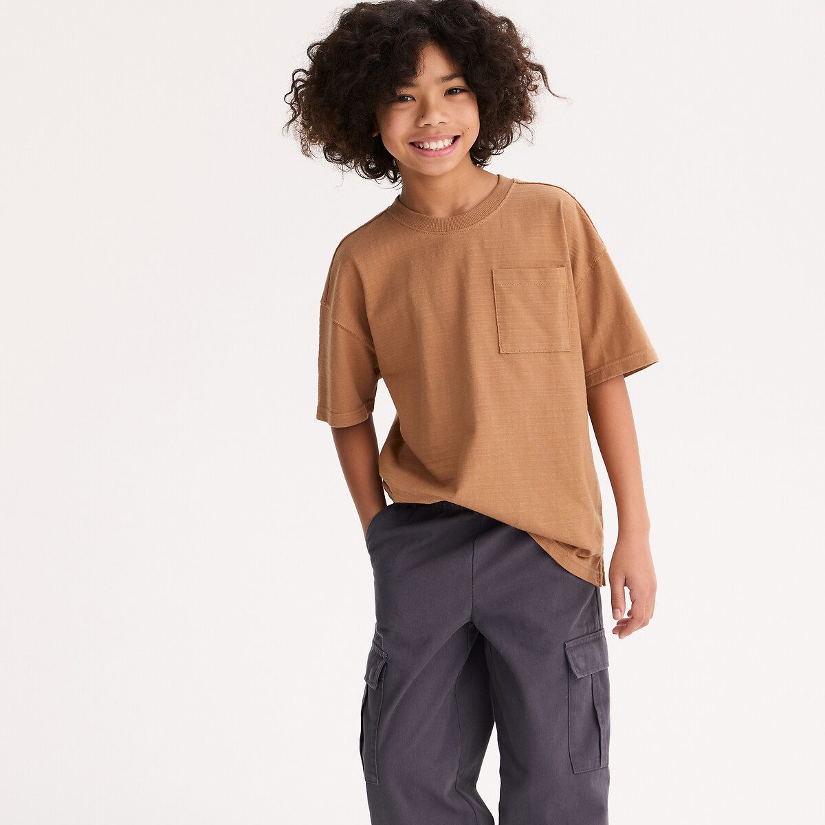 Κοντομάνικο T-shirt με στρογγυλή λαιμόκοψη και τσέπη στο στήθος Καφε