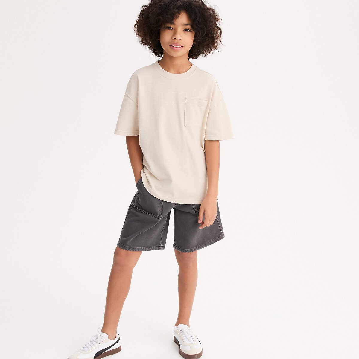 Κοντομάνικο T-shirt με στρογγυλή λαιμόκοψη και τσέπη στο στήθος Μπεζ